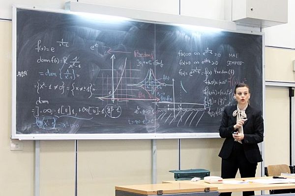 Ingrid Carbone, insegnante di analisi matematica