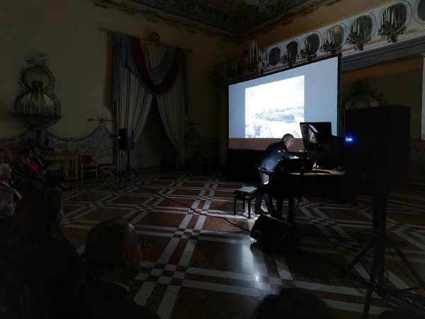 Prima esecuzione di 'Dalla camera oscura: Omaggio a Mimmo Jodice' da parte del pianista Emanuele Torquati