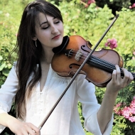 La giovane violinista Emma Arizza con la celebre pianista Nareh Arghamanyan in concerto alla Fenice